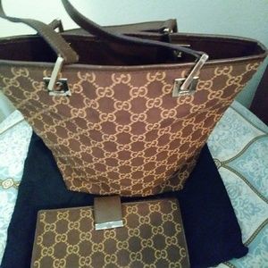Gucci Set. Tote and matching wallet.